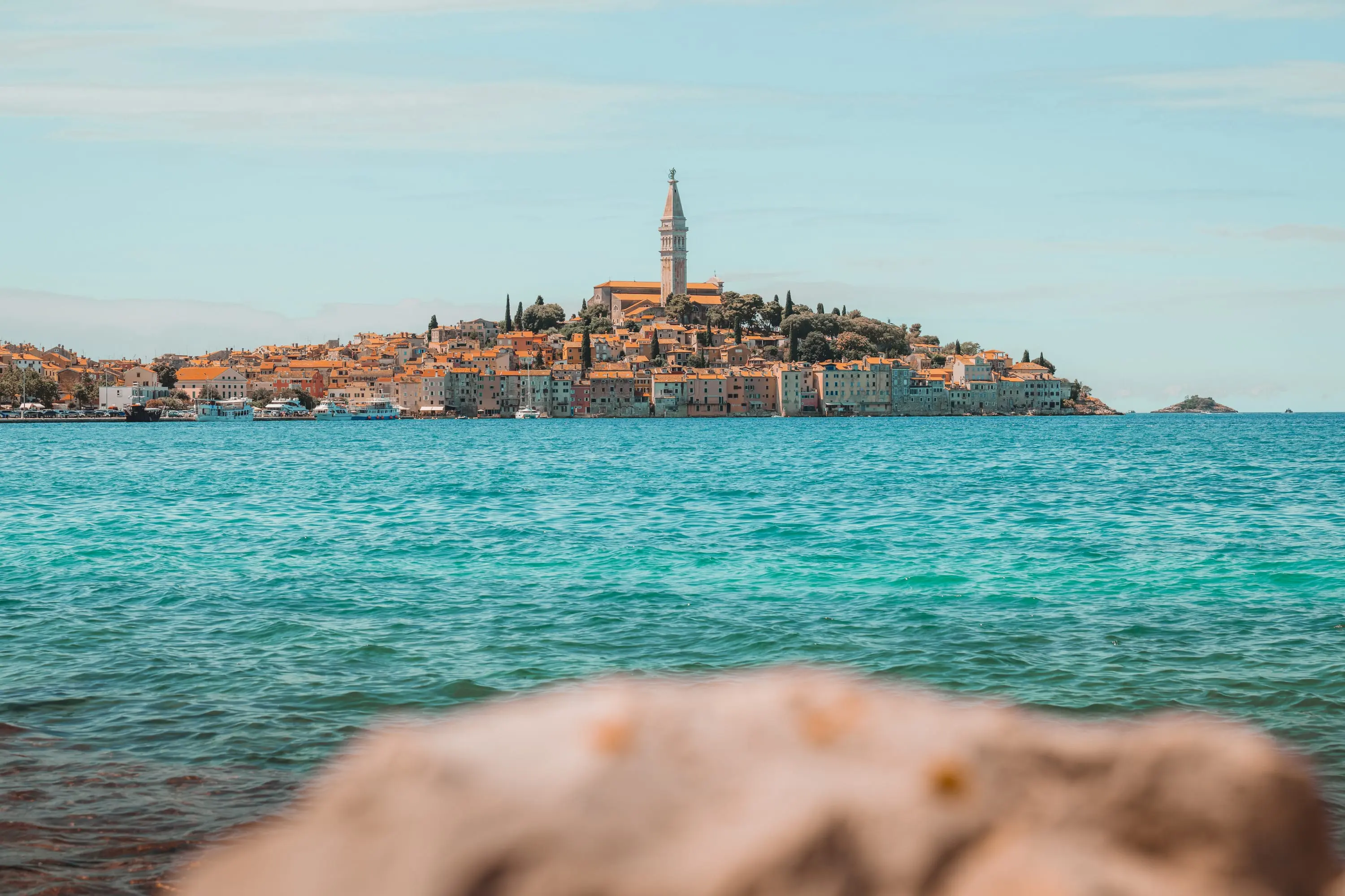 Altstadt von Rovinj mit Kirchturm über türkisem Wasser
