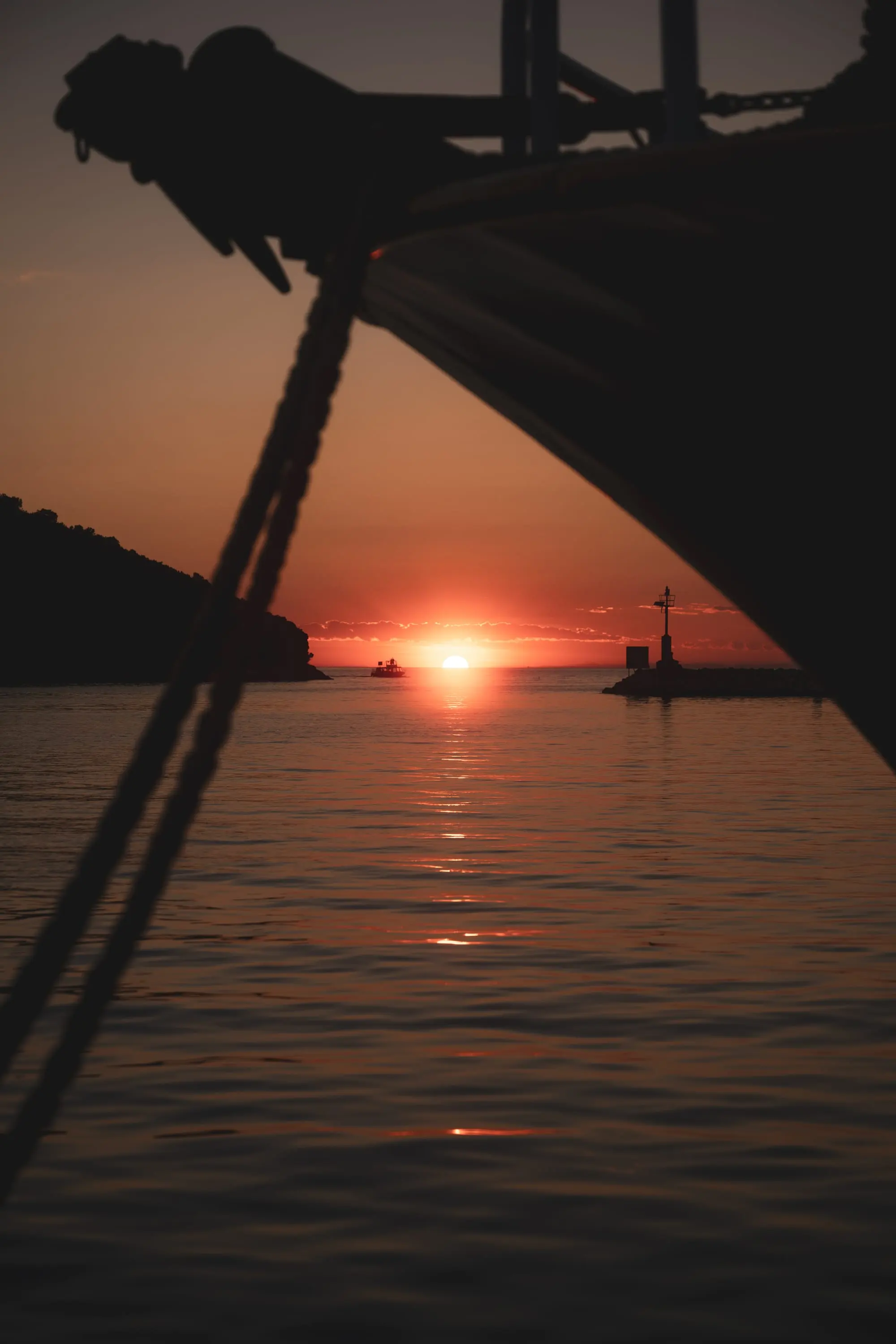 Sonnenuntergang über dem Meer, Silhouette eines Piers