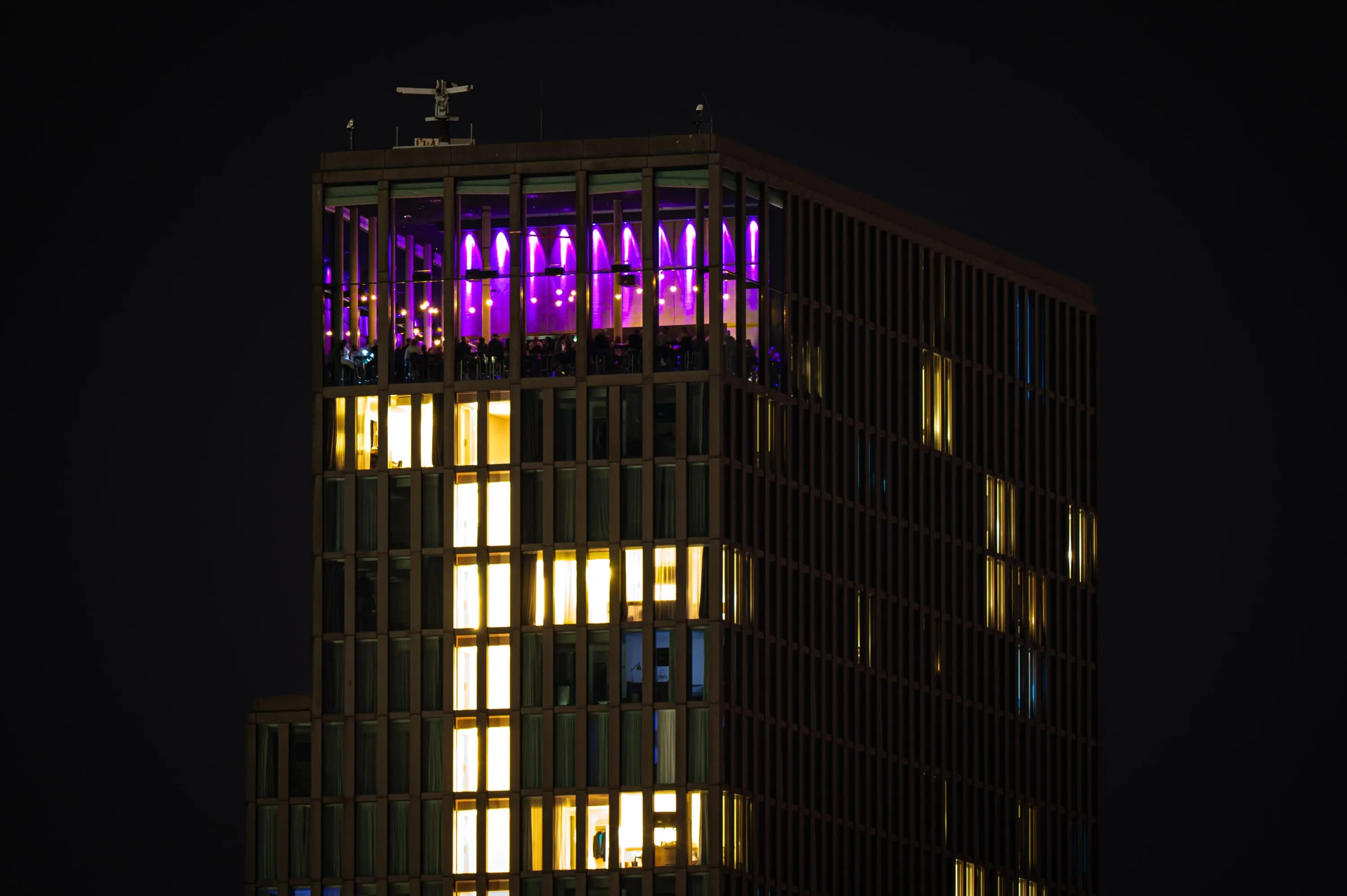 Rooftop-Bar mit Blick über die beleuchtete Skyline