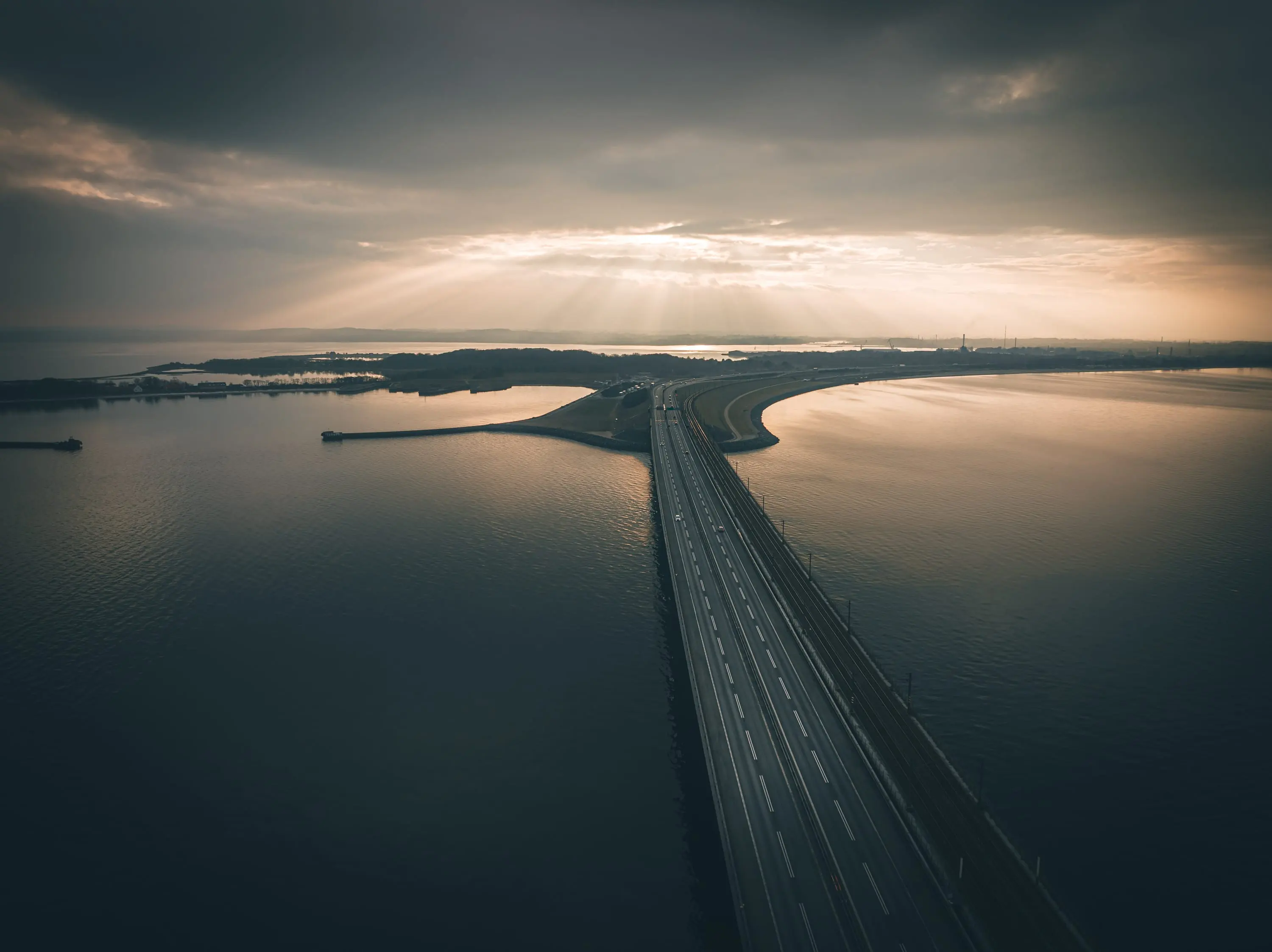 Brücke im warmen Streiflicht der tiefen Sonne
