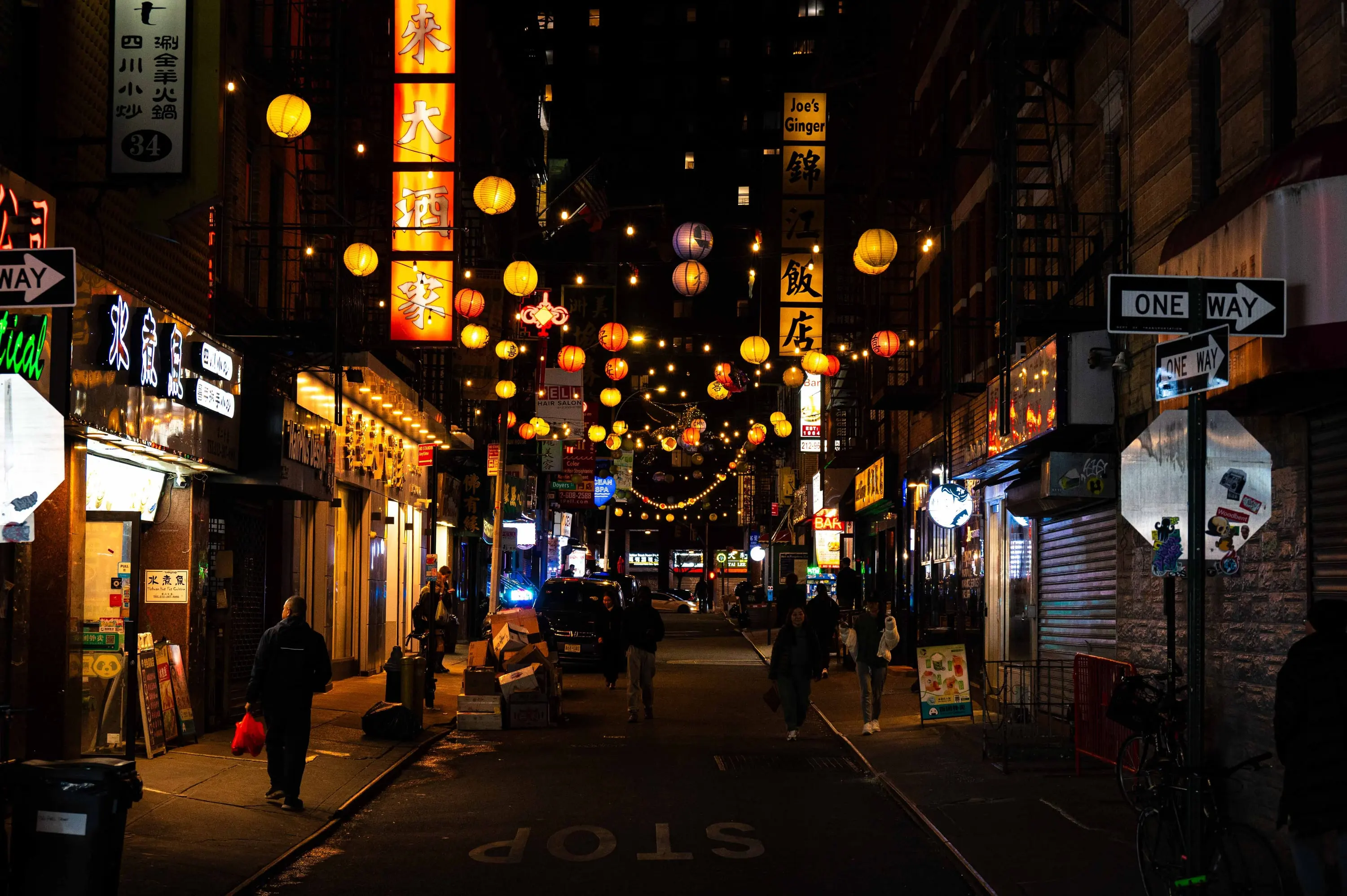 Straßenszene in Chinatown, Neon und Schriftzüge