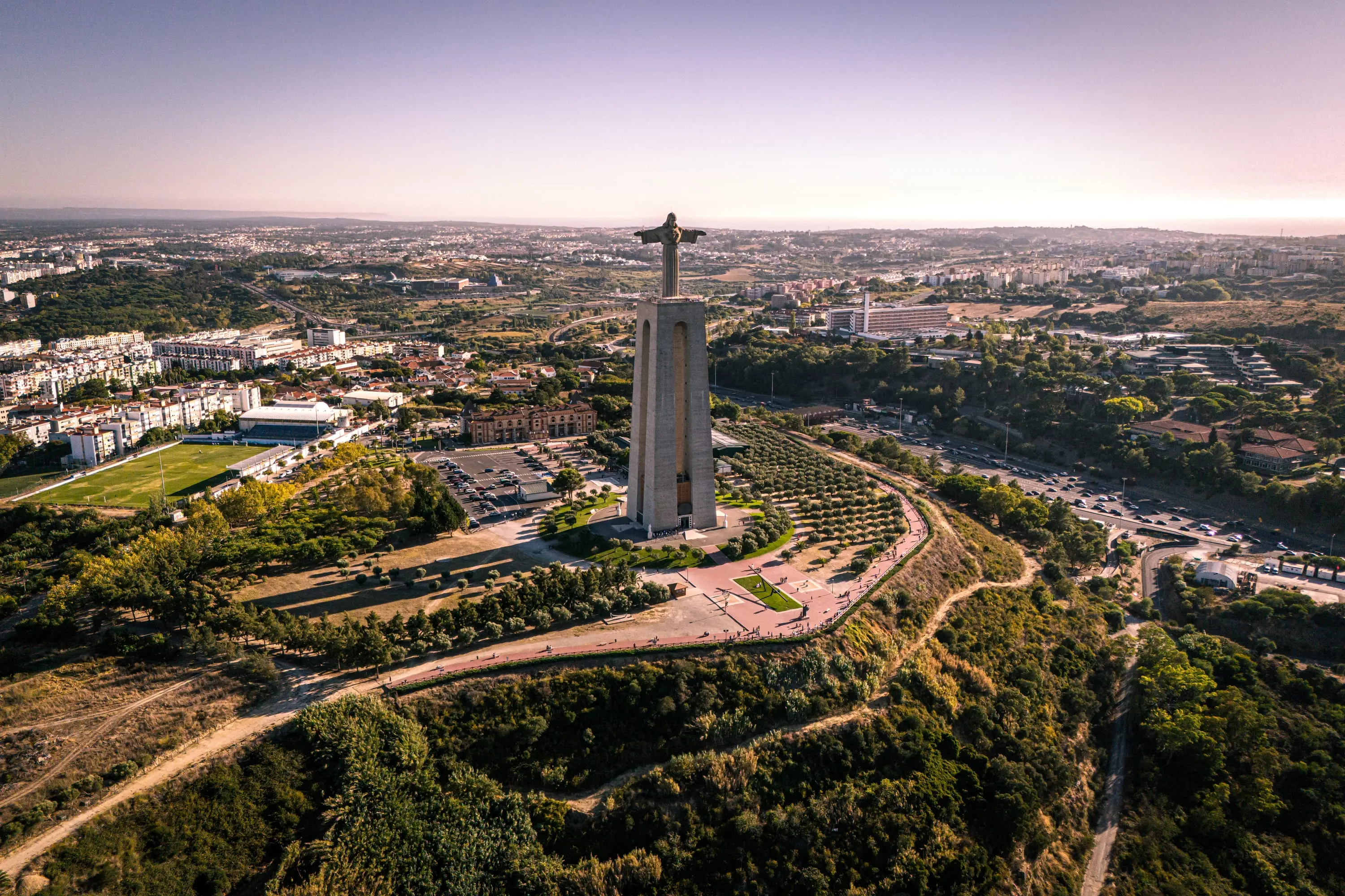 Drohnenblick auf Cristo Rei über dem Häusermeer von Lissabon