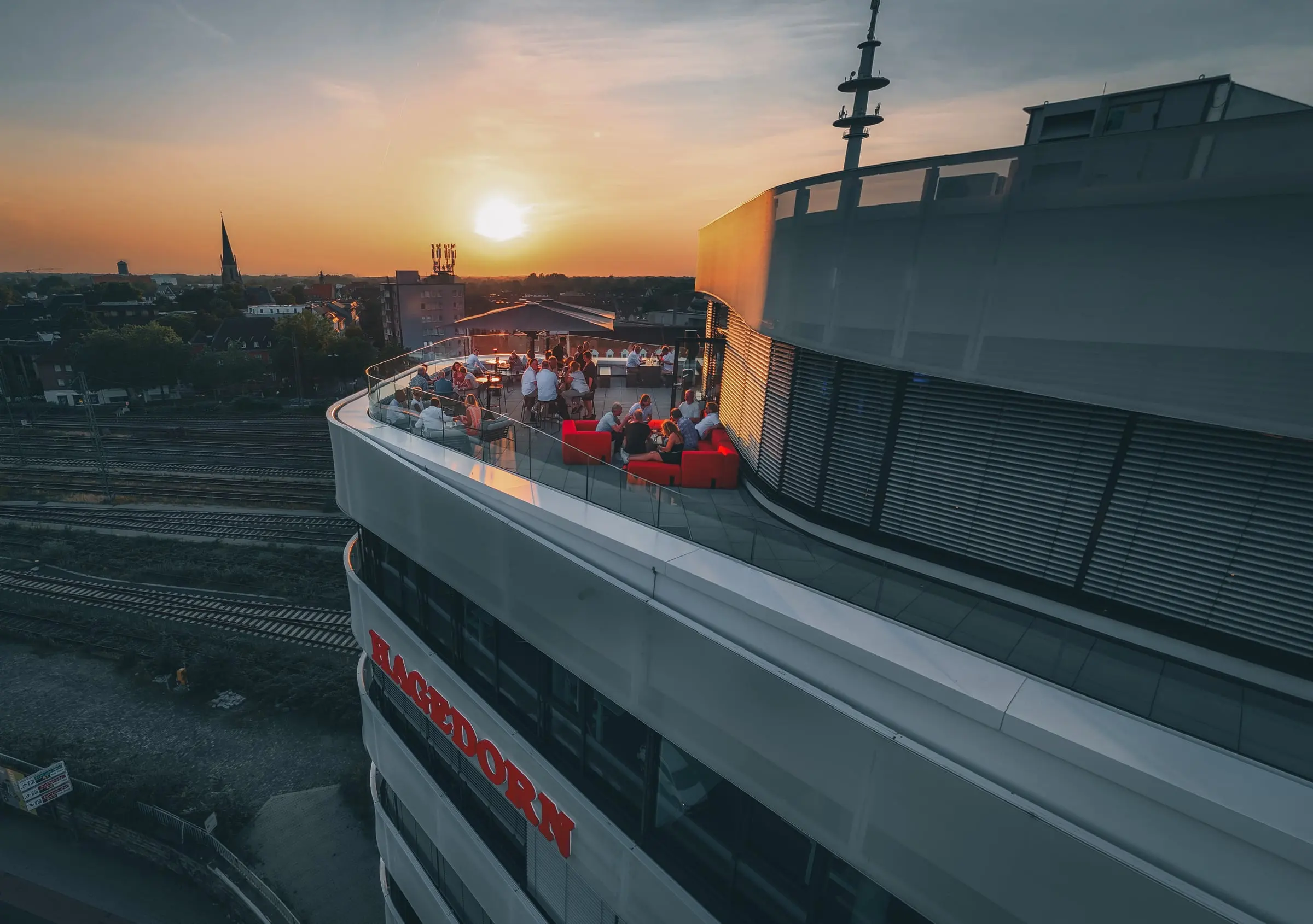 Rooftop-Bar über Gütersloh im Sonnenuntergang, aus der Luft