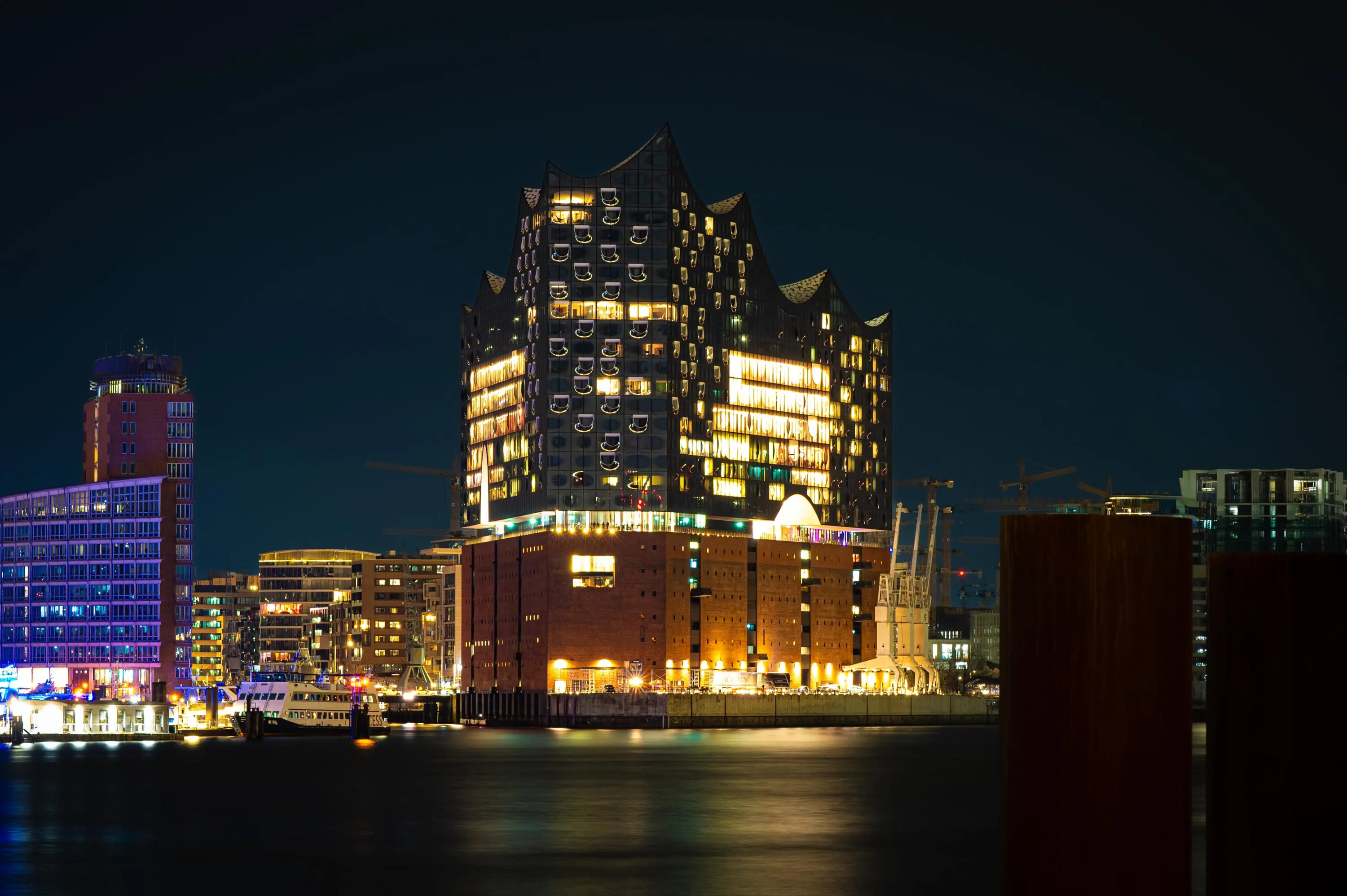Elbphilharmonie Hamburg, geschwungene Glasfassade