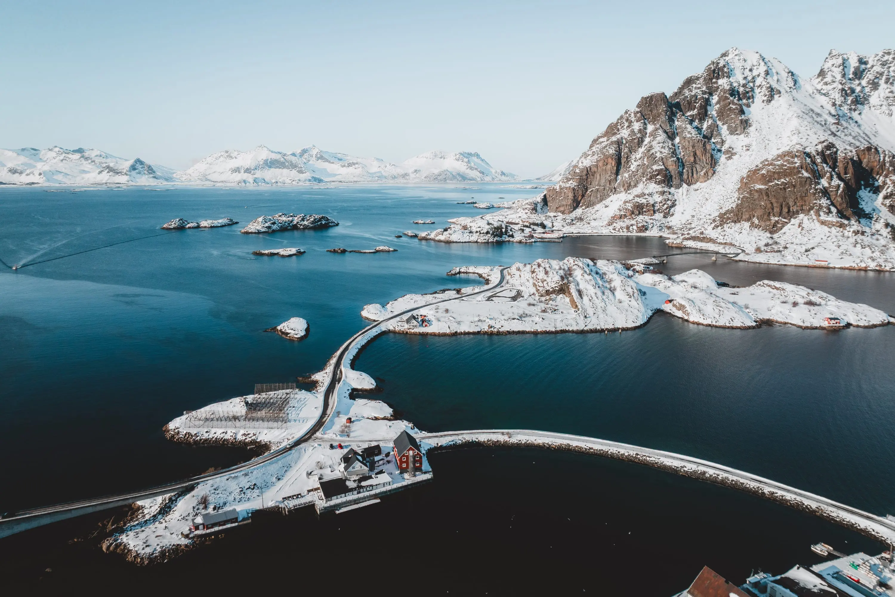 Luftaufnahme der Lofoten-Inseln über türkisem Wasser