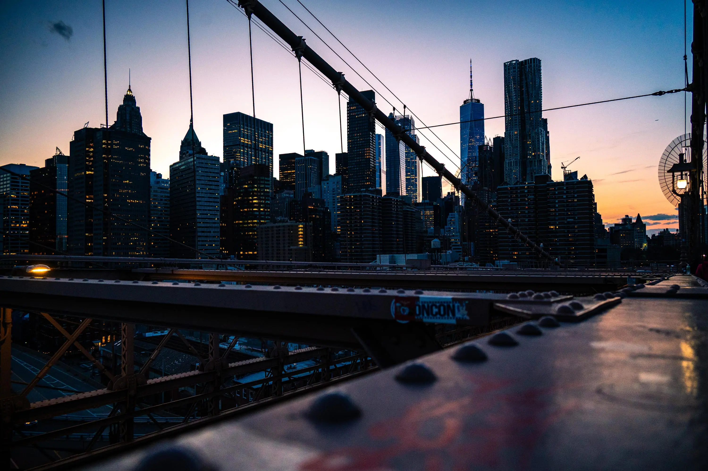 Manhattan bei Nacht, Lichter der Skyline über dem East River