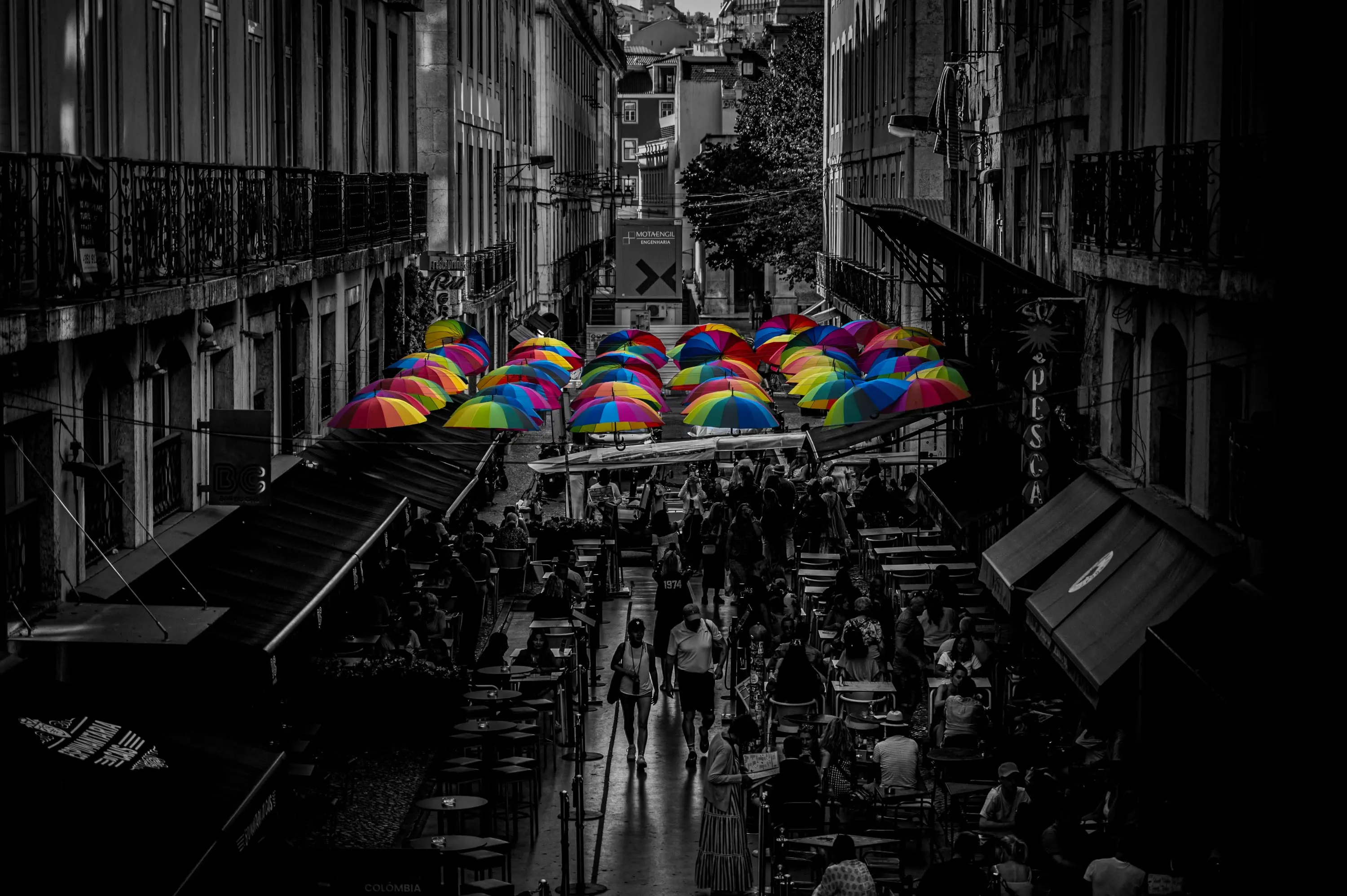 Pink Street in Lissabon mit hängenden Schirmen