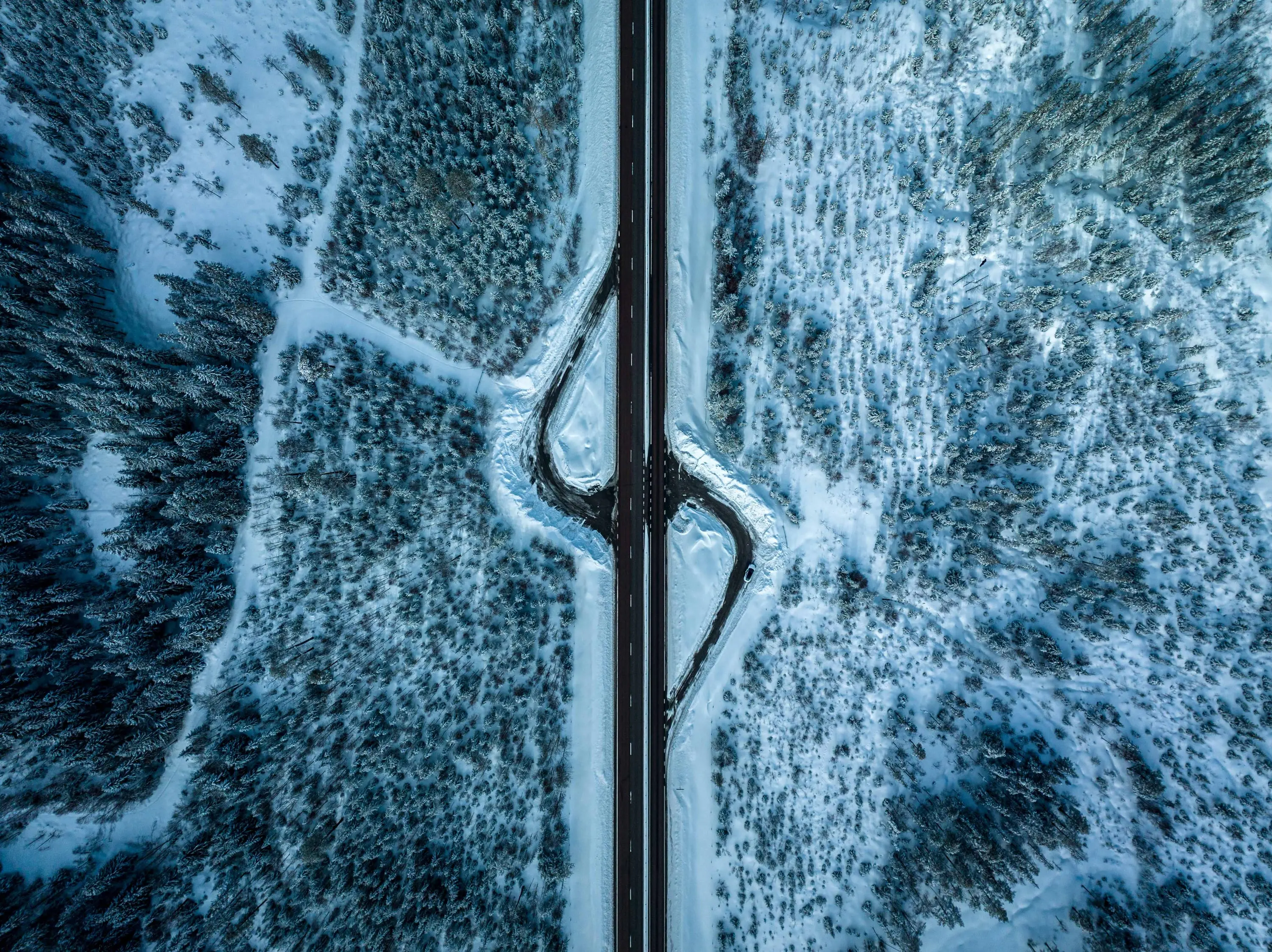 Verschneite Straße im weichen Winterlicht